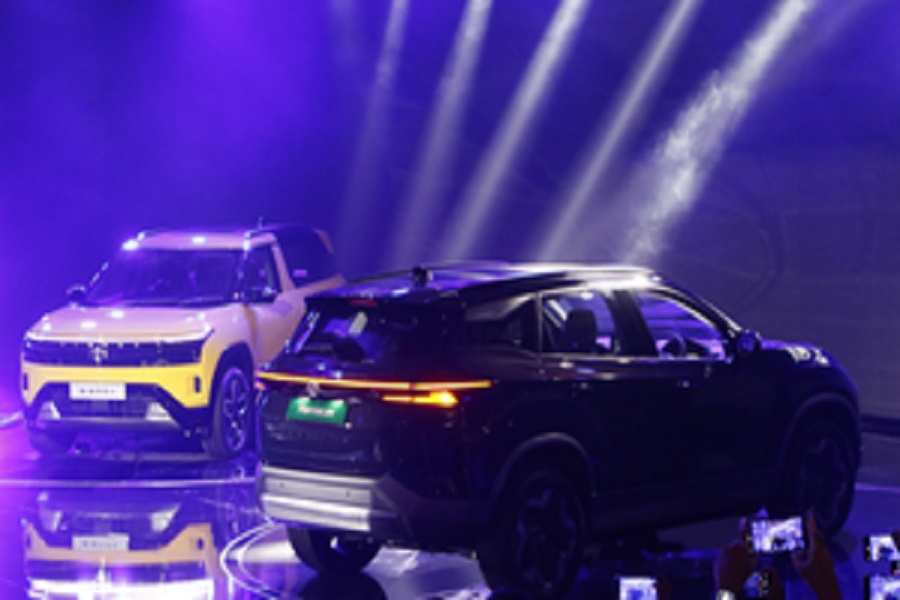 Tata Motors` net profit plunges 63 pc YoY to Rs 4,003 cr in Q1