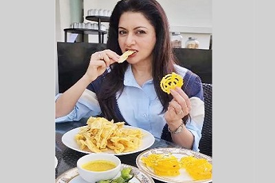 Bhagyashree enjoys a taste of Gujarat with Fafda and Jalebi