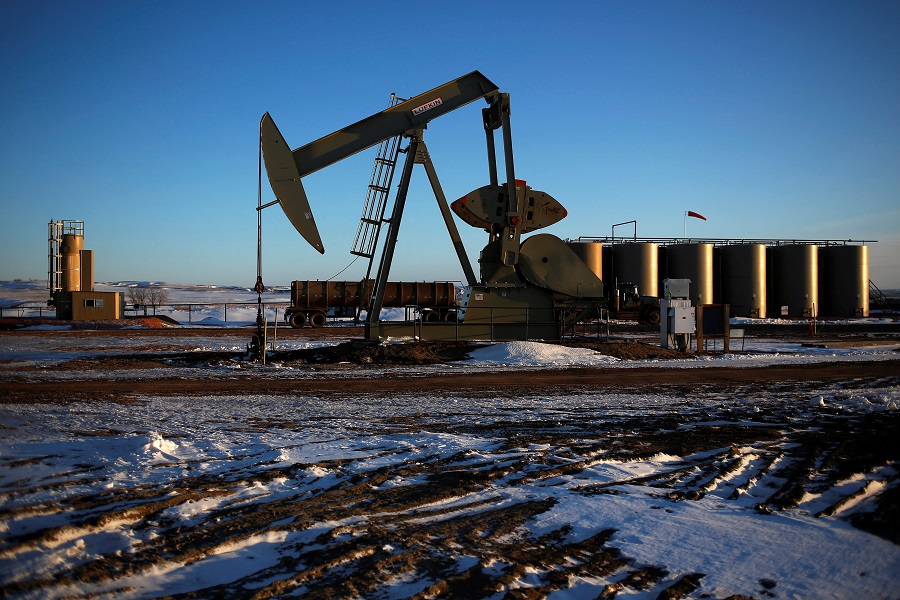 Oil heads towards second consecutive weekly gain on supply concerns