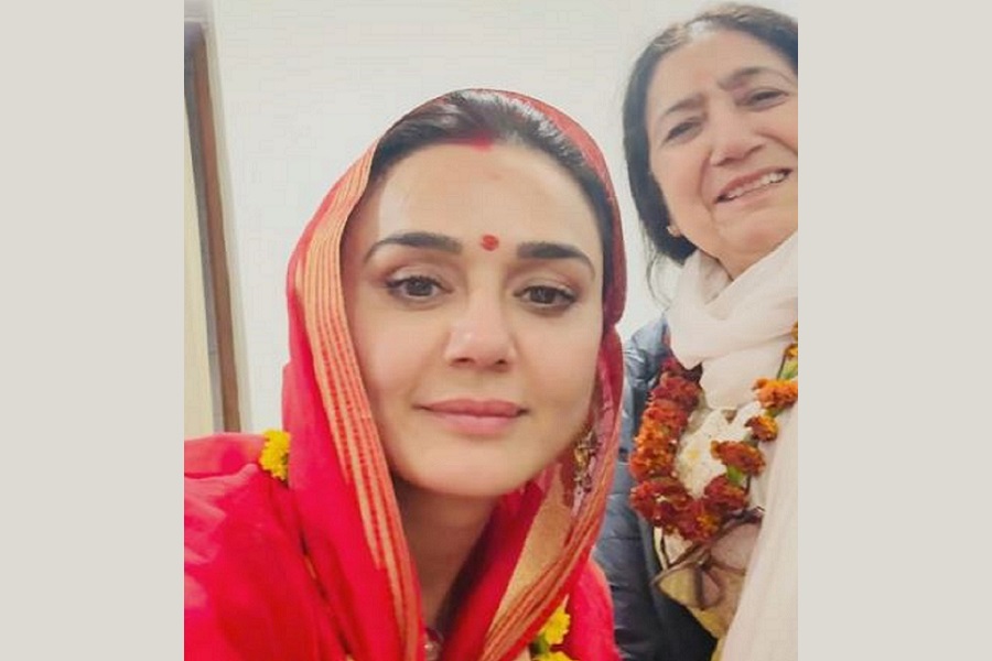 Preity Zinta takes on a religious trip from Prayagraj to Varanasi with her mom