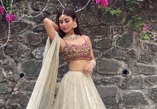 Mouni Roy Xxx - Mouni Roy stuns in ethnic chic