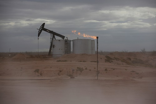Oil rises on hopes U.S. pandemic stimulus will spur fuel demand