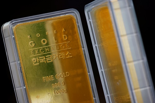 Gold steady as UK vaccine approval counters faltering dollar