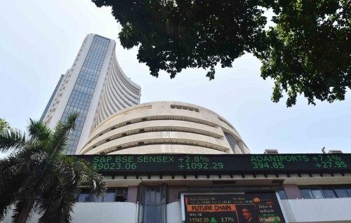 Indian shares tumble as virus worries return; financials slide