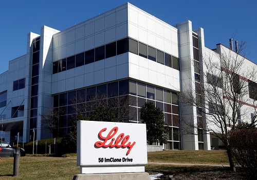 Eli Lilly profit forecast trimmed as vaccines dent U.S. demand for COVID-19 drugs