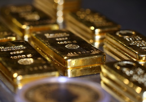 Gold hovers near 4-month high as dollar eases; Fed minutes in focus