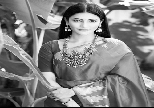 Shruti Haasan switches from sweatpants to saree for Insta post
