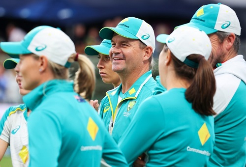 Aus women's World Cup-winning coach Mott signs 2-year extension