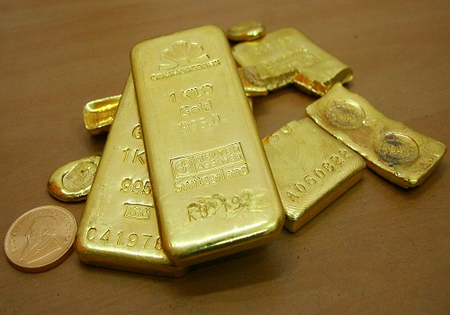 Gold prices firm on weaker bond yields, Fed minutes loom
