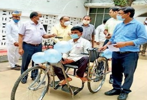 CM Yogi Adityanath  gives tricycle to man with disability