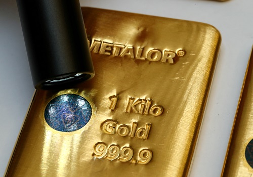 Gold reels to 4-month low on fears of early Fed tapering