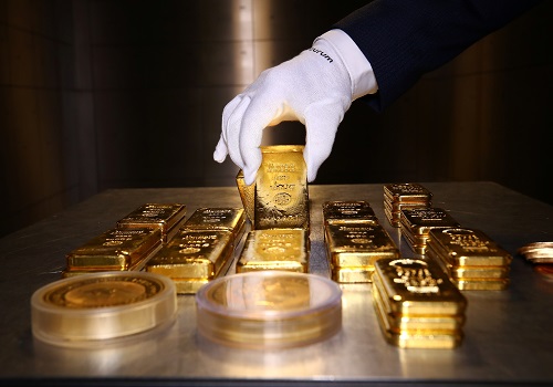 Gold falls as Fed minutes boost U.S. dollar