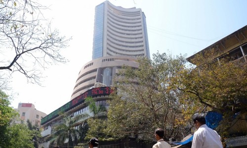 Indian shares snap multi-day rally as banks, metal stocks slip