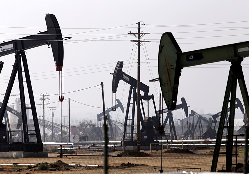 Oil settles down 1% as U.S. refineries shut; Washington pushes OPEC to pump more