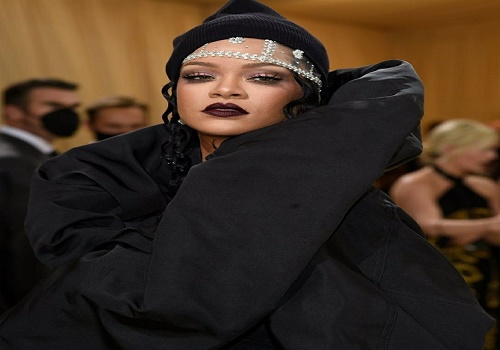Miss Money Bags : Rihanna opens up about becoming a billionaire