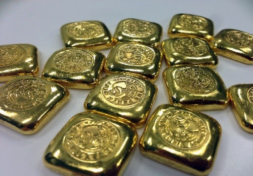 Gold hits one-week low on U.S. Fed signals