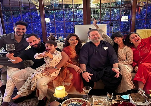 Soha celebrates new year with family, posts pics with Saif, Kareena, Kunal