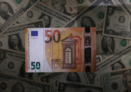 Euro holds gains after hopes of easing in Ukraine tensions