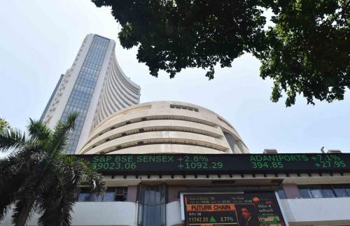Indian shares end week 4% higher on financials boost, Fed hike