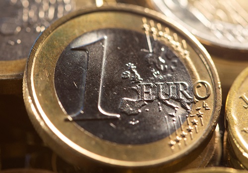 Euro set for biggest weekly rise in six weeks