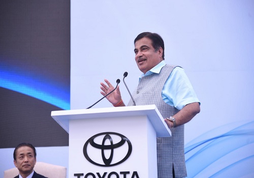 Nitin Gadkari launches pilot project for green hydrogen-based fuel cell EV