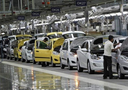 Indian automakers face heat amid global constraints, hike prices
