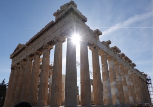 Greek tourism sector forecast to reach 2019 record levels this yr