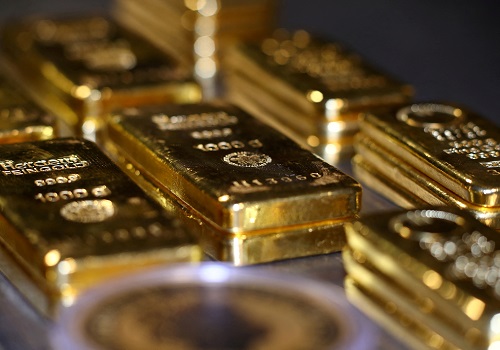 Gold hovers near 2-1/2-month low; investors focus on Fed rate decision