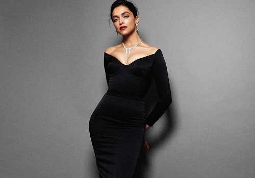Black gowns, cleavage and glamour, welcome back to basics!