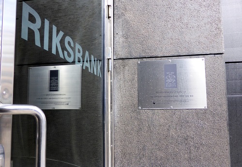 Riksbanken rate hike lifts Swedish crown