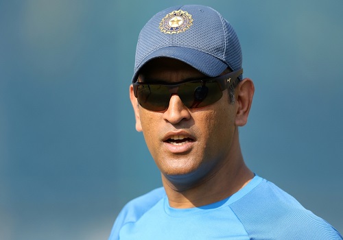 Fans chase M.S Dhoni, take running selfies with him in London