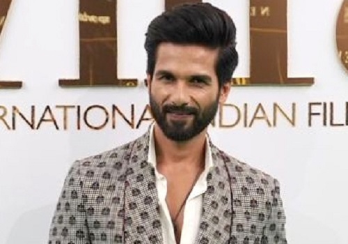 Shahid has the funniest reaction to wife Mira Rajput's phone habits