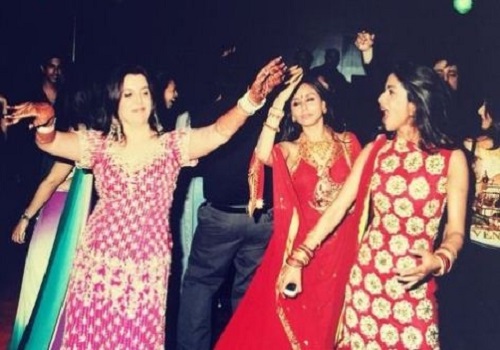 `Drunk dulhan` Farah shares throwback pic with Priyanka, Rani from Sangeet