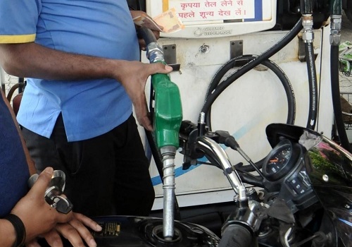 Maharashtra cuts petrol rate by Rs 5/litre, diesel Rs 3/litre