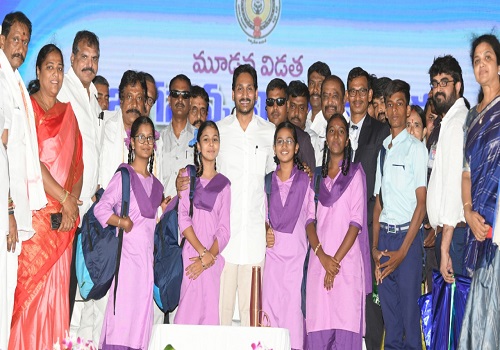 Andhra Pradesh Chief Minister Ys Jagan Mohan Reddy Disbursesvidya Kanuka School Kits For The 3rd Consecutive Year