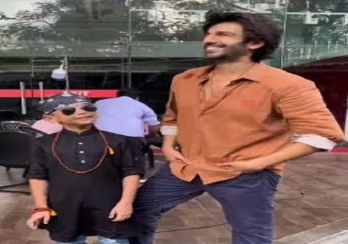  Kartik Aaryan has an adorable fan moment with little 'Rooh Baba
