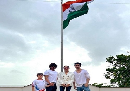 SRK, family celebrate 'Har Ghar Tiranga', hoist Tricolour at Mannat