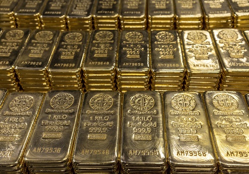 Gold faces first weekly decline in a month on dollar advance