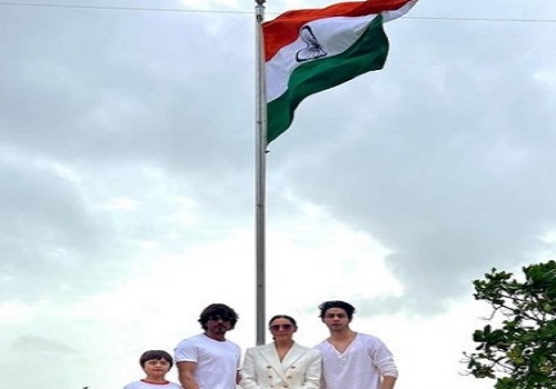 Shah Rukh Khan family celebrate`Har Ghar Tiranga`, hoist Tricolour at Mannat
