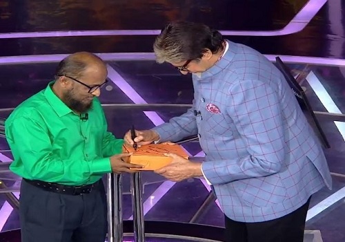 Big B signs needle and thread box of `KBC 14` contestant