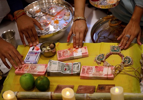 India's high policy rates, weaker rupee could restore external balances -HSBC economist