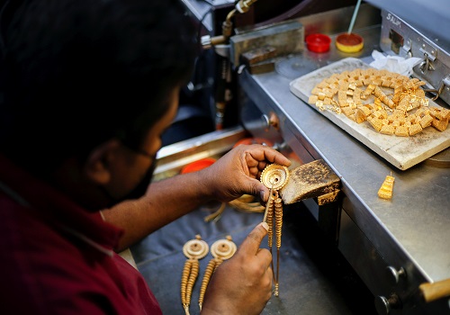 Gold in tight range as traders brace for Fed verdict