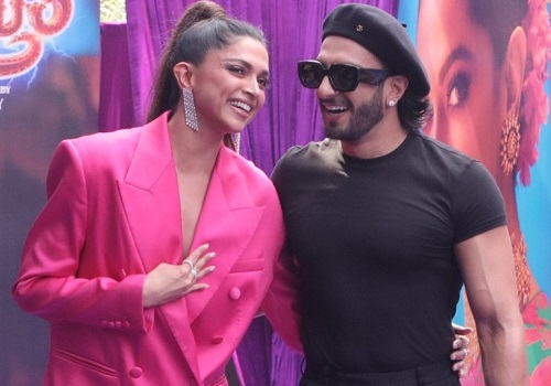 Ranveer oozes energy in `Current Laga Re` track from Rohit Shetty`s `Cirkus`