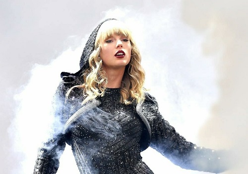 Taylor Swift to make directorial debut with her original script
