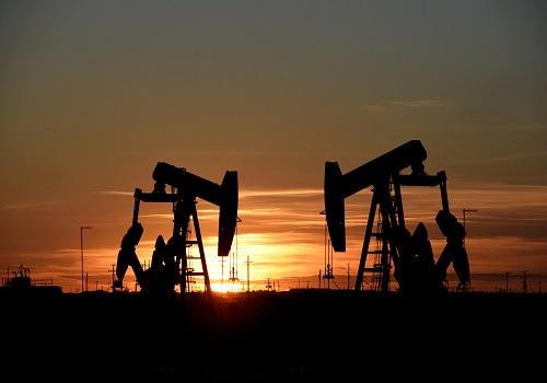 Oil steadies as rate hikes loom, Russian flows stay strong