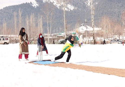 Army organises women`s snow cricket tournament in Kashmir