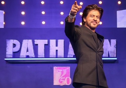 Fan asks SRK for `real` box-office earnings of `Pathaan`, he replies: `5000 cr pyaar`