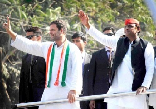 In a first, Akhilesh Yadav supports Rahul Gandhi