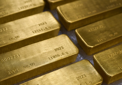 Gold set for 2nd weekly gain as weak dollar, Fed pause bets lift appeal