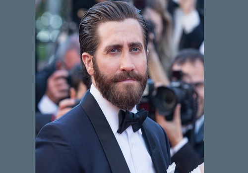 Jake Gyllenhaal would `love` to star in `Fiddler on the Roof` on broadway